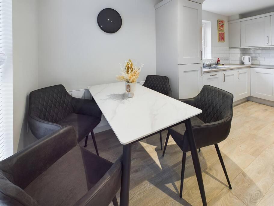 Contemporary 2-Bedroom Apartment Белфаст Экстерьер фото