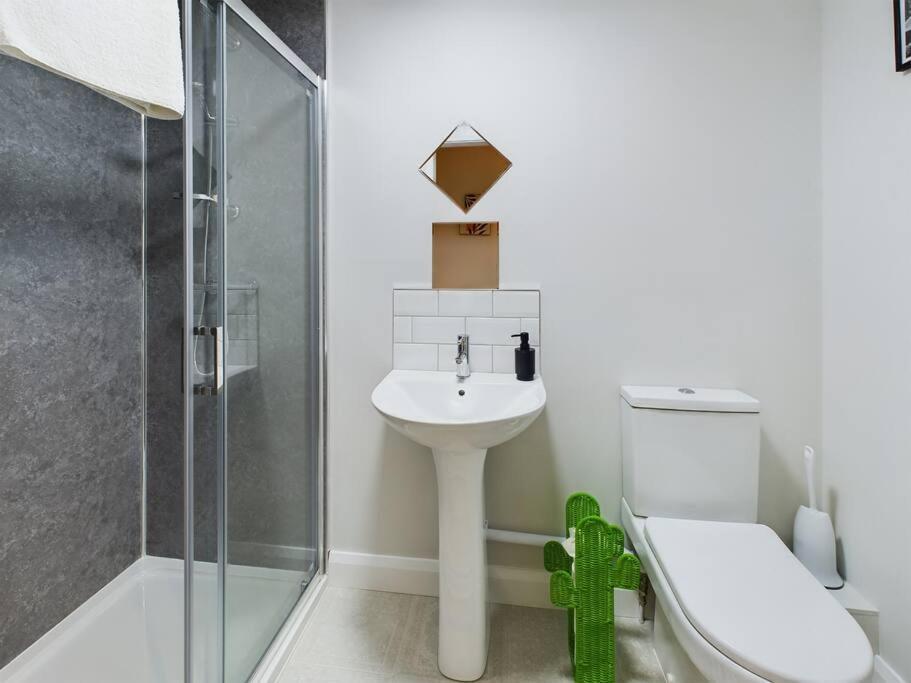 Contemporary 2-Bedroom Apartment Белфаст Экстерьер фото