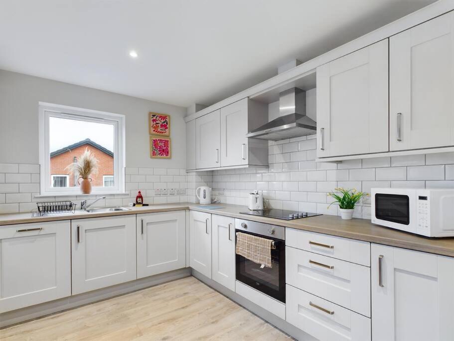 Contemporary 2-Bedroom Apartment Белфаст Экстерьер фото
